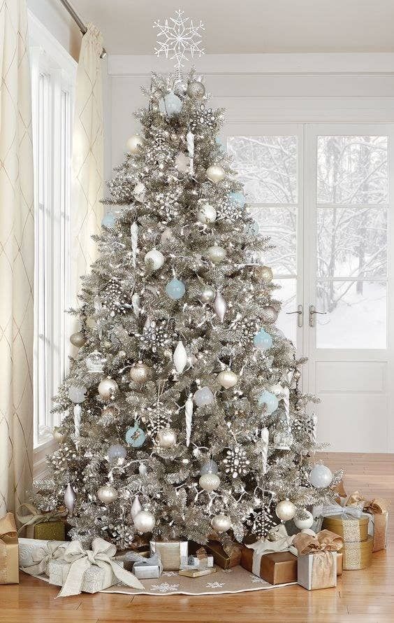 silver and white christmas decor 64 Beautiful Silver Christmas Decor Ideas DigsDigs