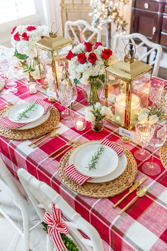 red and gold christmas decor 42 Amazing Red And Gold Christmas Décor Ideas DigsDigs