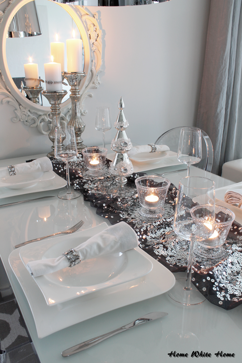 silver and white christmas decor White & silver Christmas tablesetting. Christmas table settings, Christmas table decorations