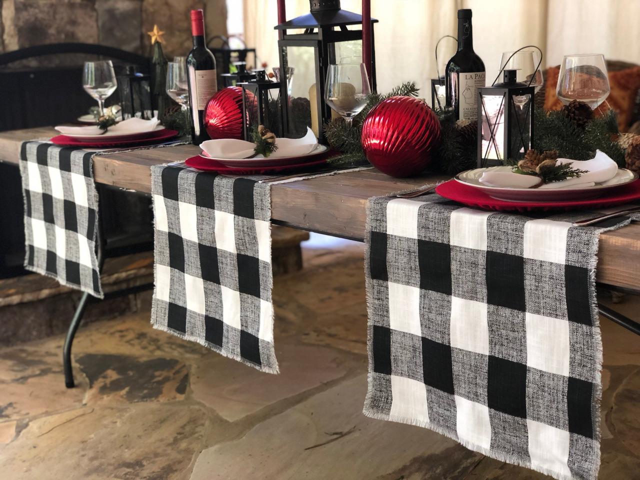 black and white buffalo plaid christmas decor Modern Christmas Black and White Buffalo plaid table Etsy Diy christmas table, Christmas