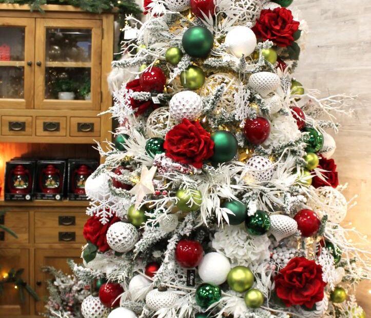 green christmas tree with white decor A Frosty Tree with Vibrant Red and Green Accents White christmas