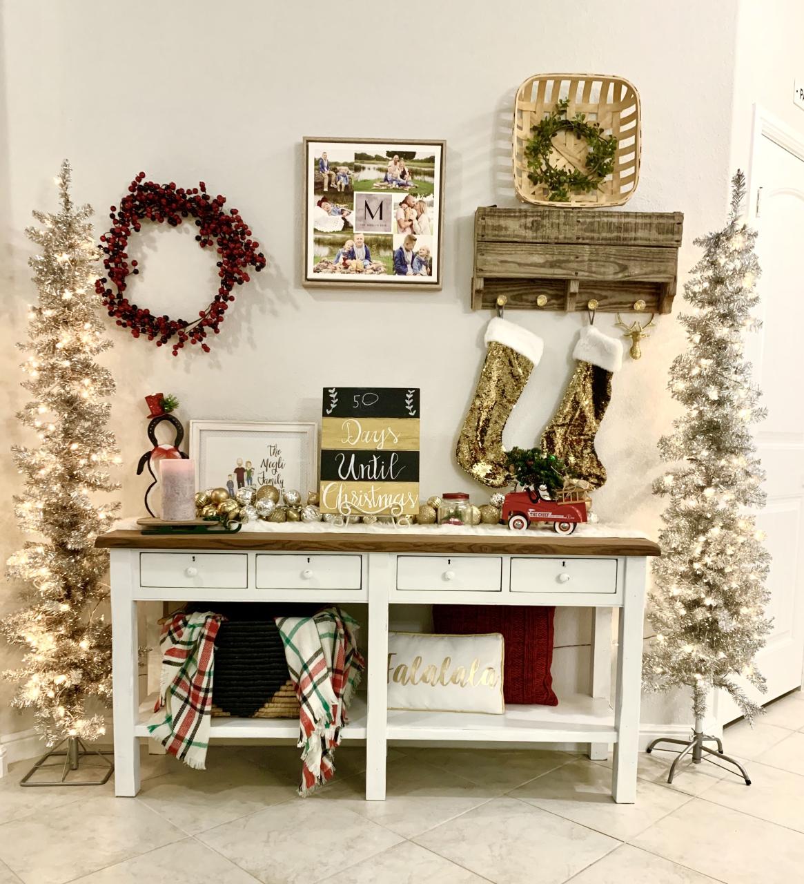 entryway table christmas decor 10+ Christmas Entry Table Decor DECOOMO