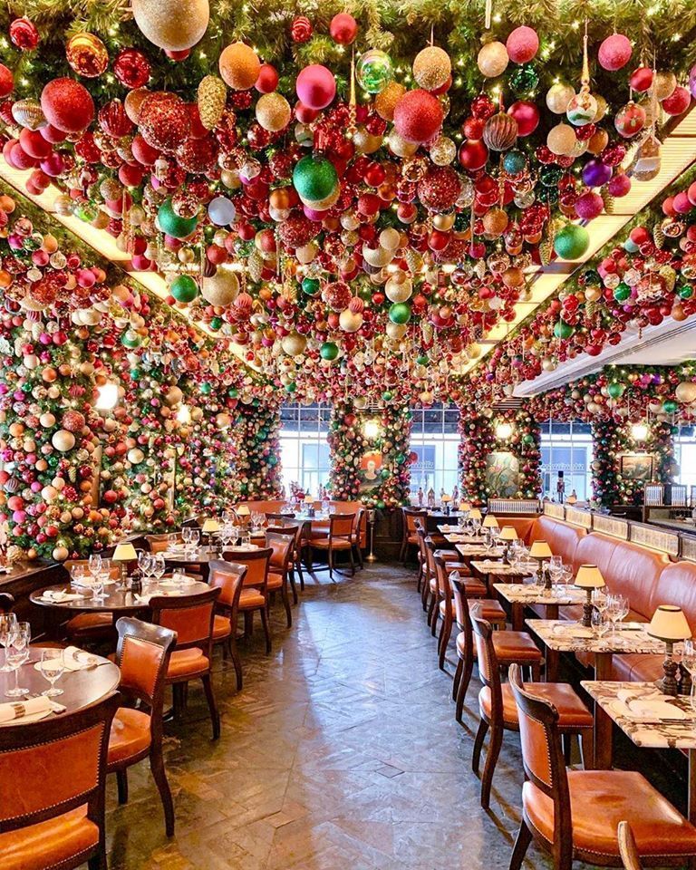 restaurant christmas decor ideas 20+30+ Restaurant Christmas Decoration Ideas HOMYRACKS