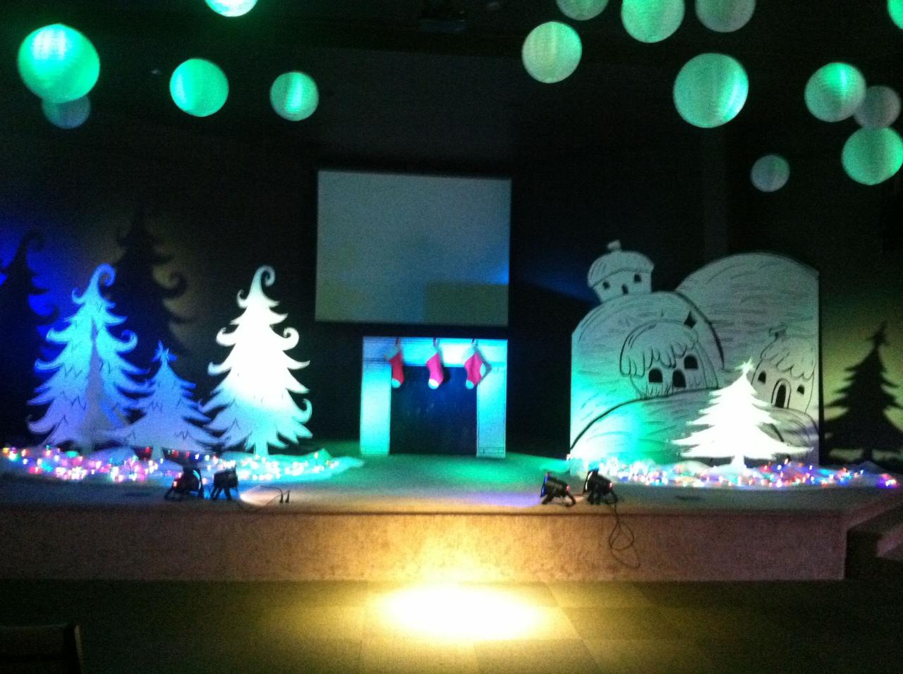 christmas decor for stage The Christmas trees are simple yet, very pretty. Christmas stage, Christmas stage design