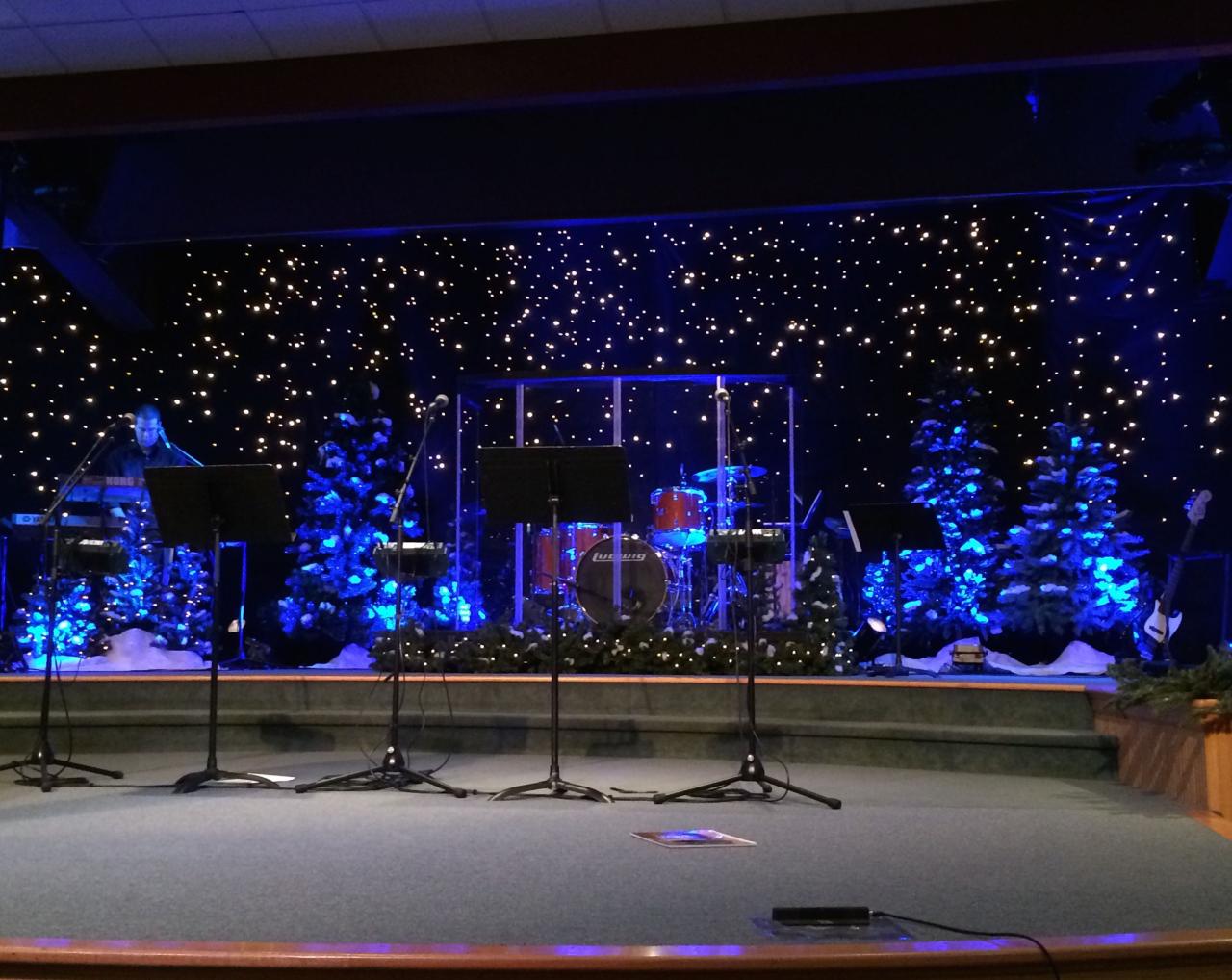 christmas decor for church stage Glittery Christmassy Christmas stage, Christmas stage design, Church stage design