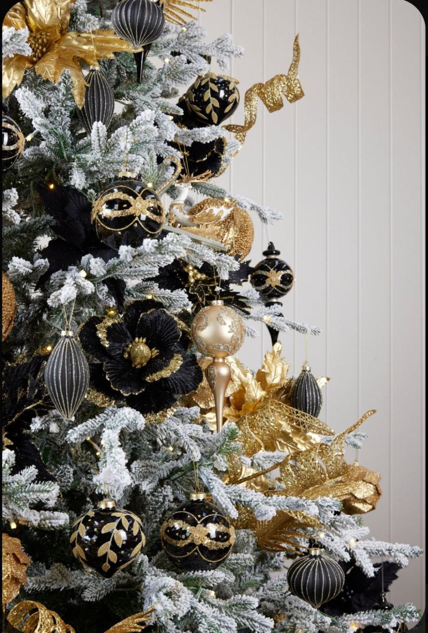 white and gold christmas decor Pin by Elisa Giurato on Decorazioni di natale Gold christmas tree, Black white and gold