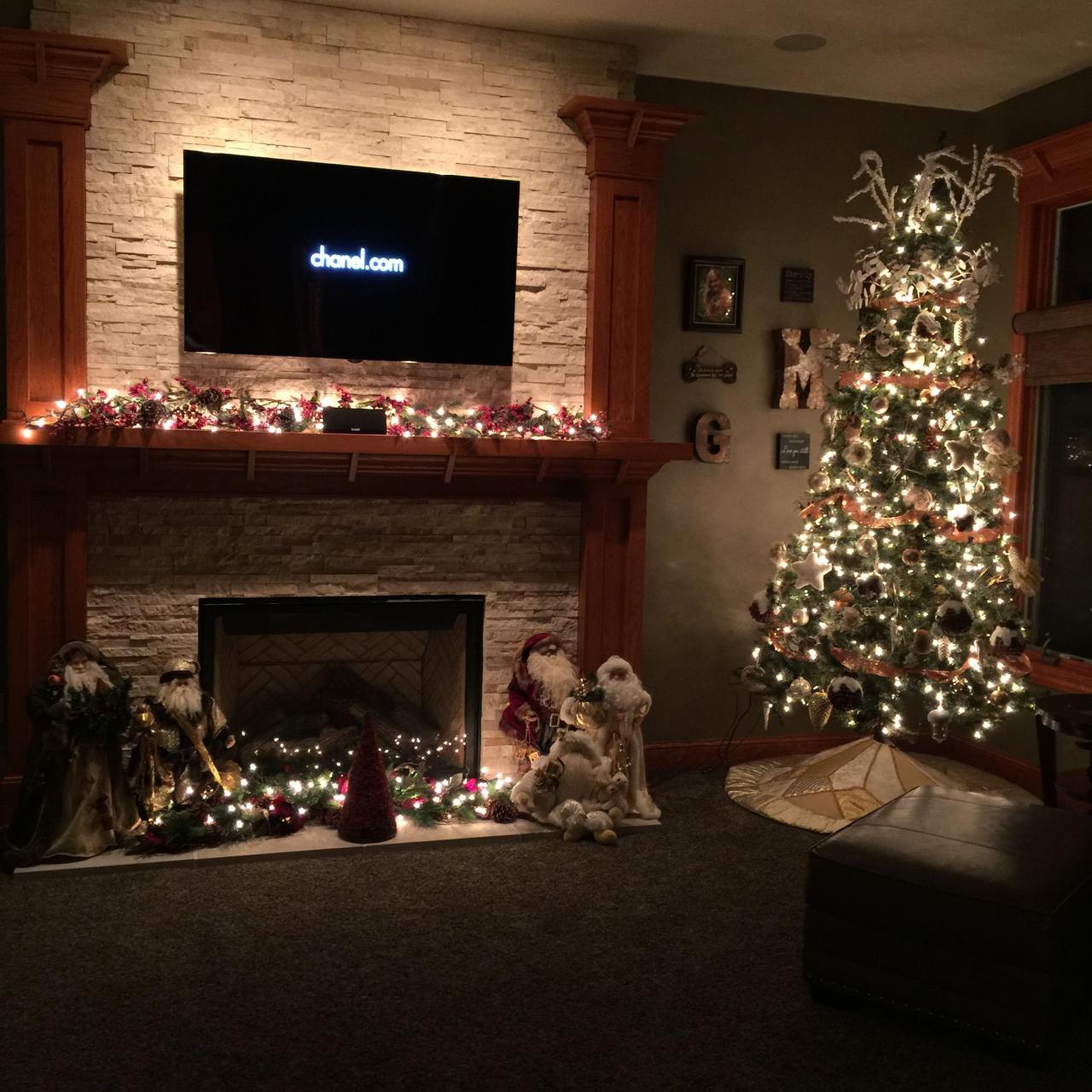 christmas fireplace decor with tv Christmas Decor Christmas fireplace decor, Fireplace mantle decor, Fireplace decor