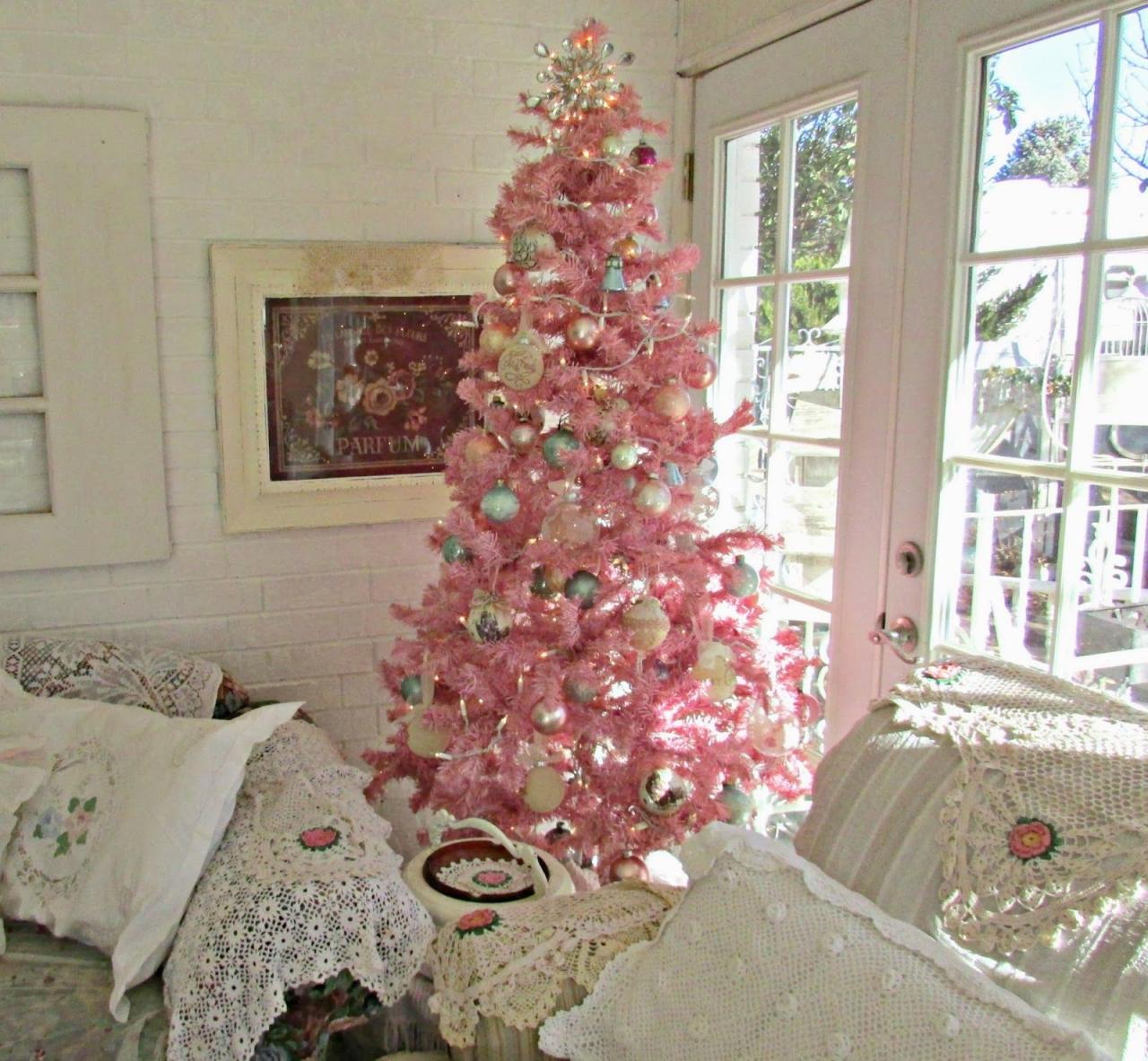 pink decor for christmas tree Pink christmas tree, Pink christmas tree decorations, Red christmas tree