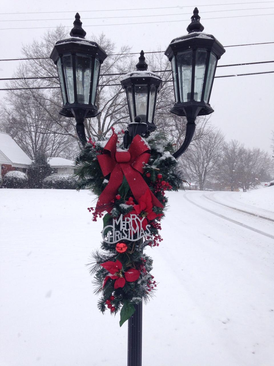 christmas decor for lamp post Christmas lamp post Icicle Christmas Lights, Ribbon On Christmas Tree, Christmas Swags, Outdoor