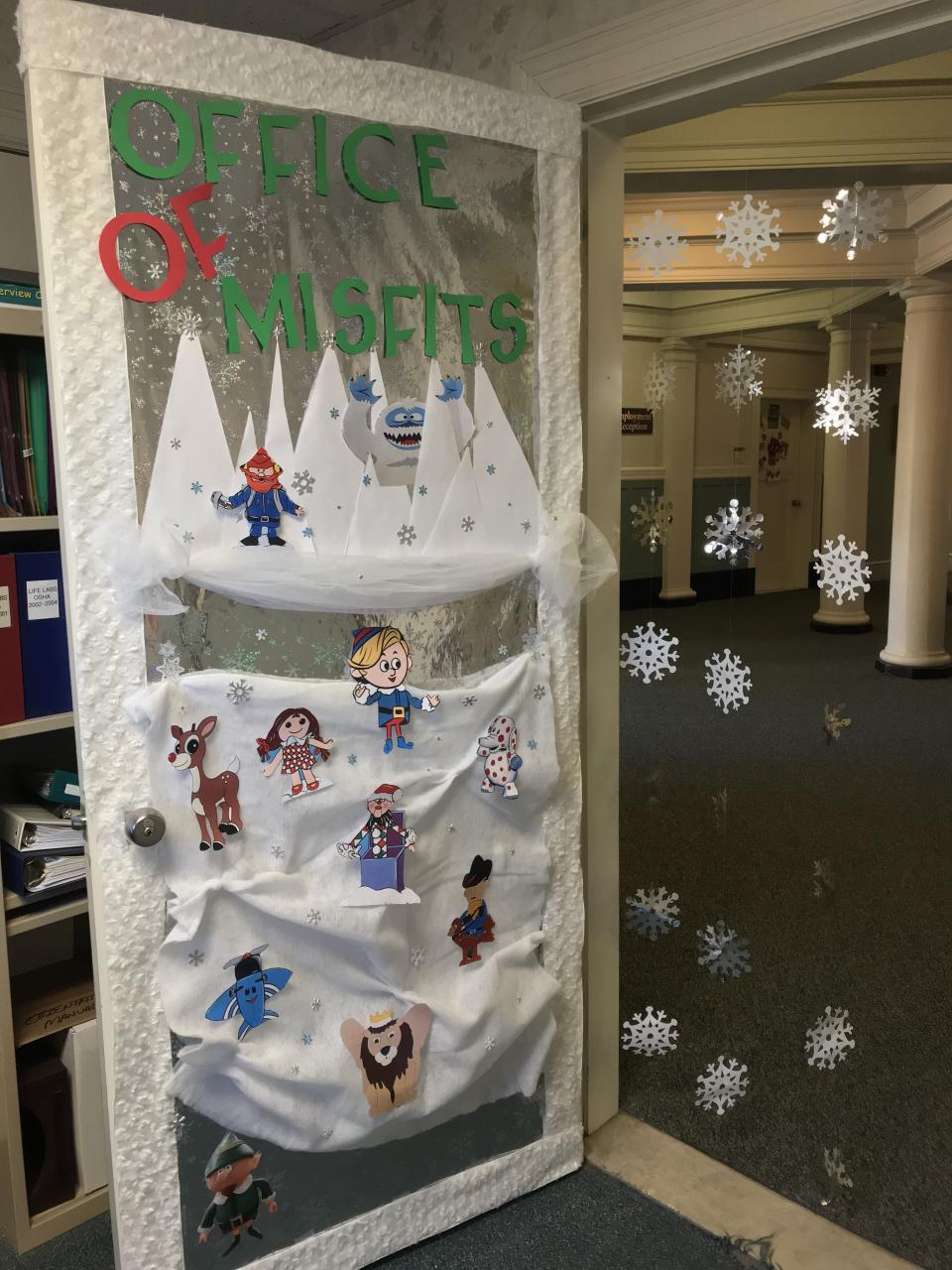 christmas office door decor an office door decorated with snowflakes and for the holiday decorations on display