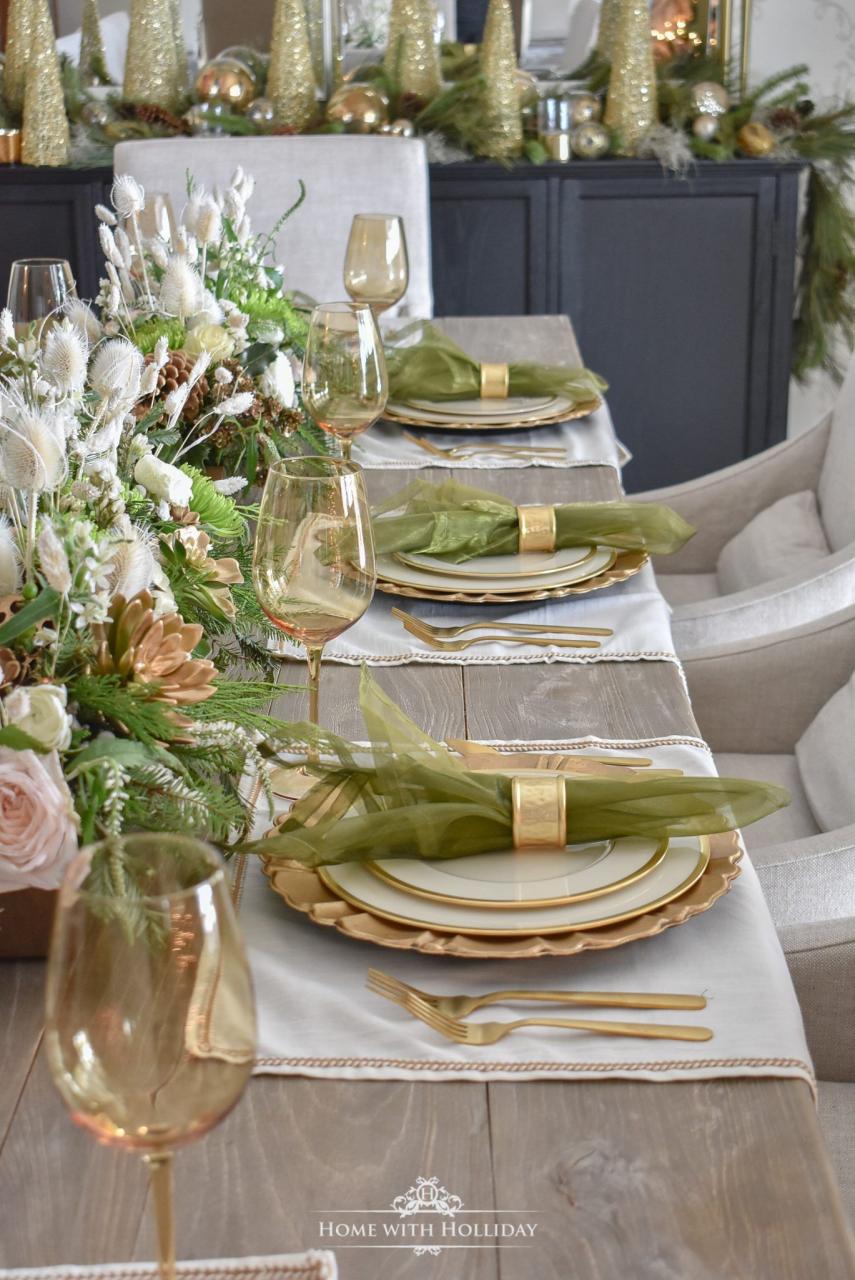 green and gold christmas decor Elegant Green and Gold Christmas Tablescape Christmas table settings, Christmas table