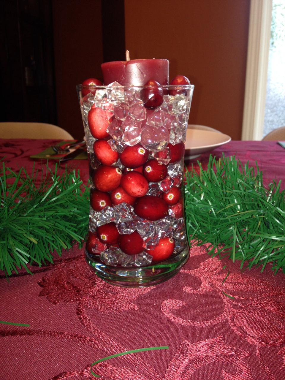 christmas decor with water beads Cranberries, glass beads, water, and a candle Water beads, Table decorations, Decor