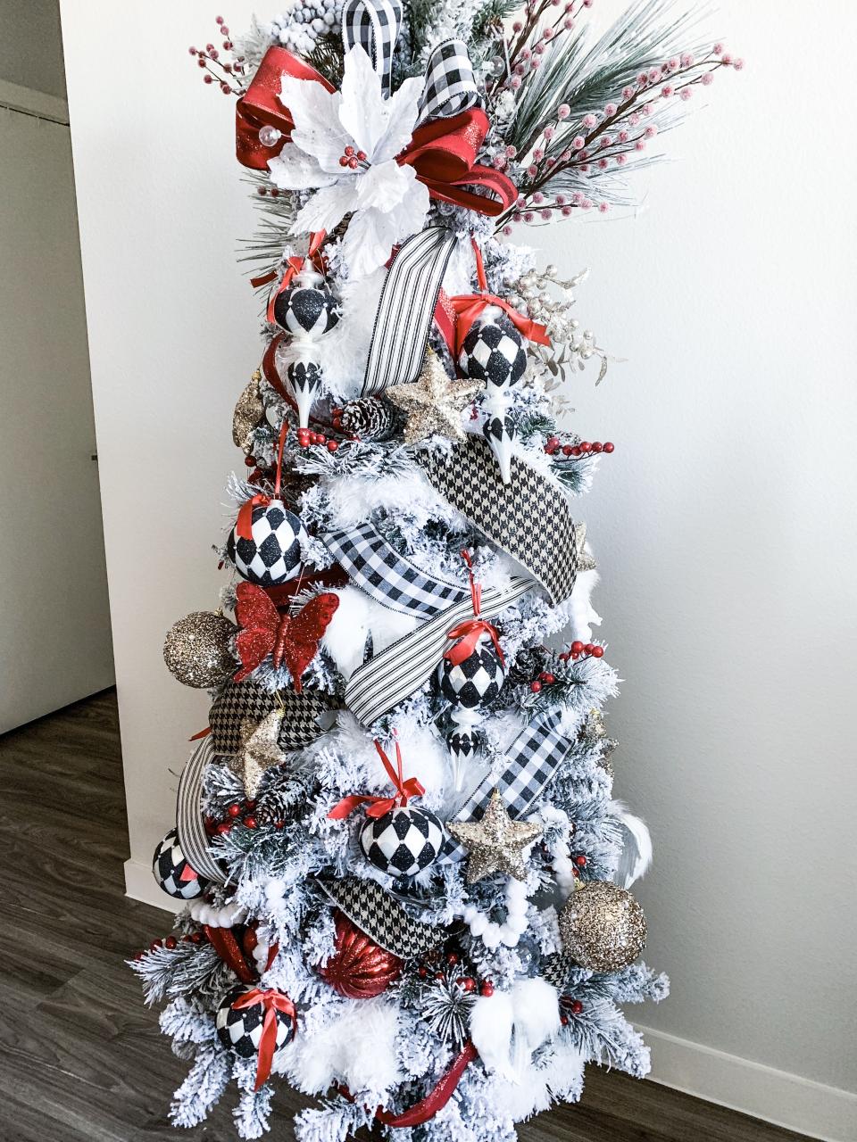 black and white christmas tree decor 10+ Black And White Decorated Christmas Tree DECOOMO