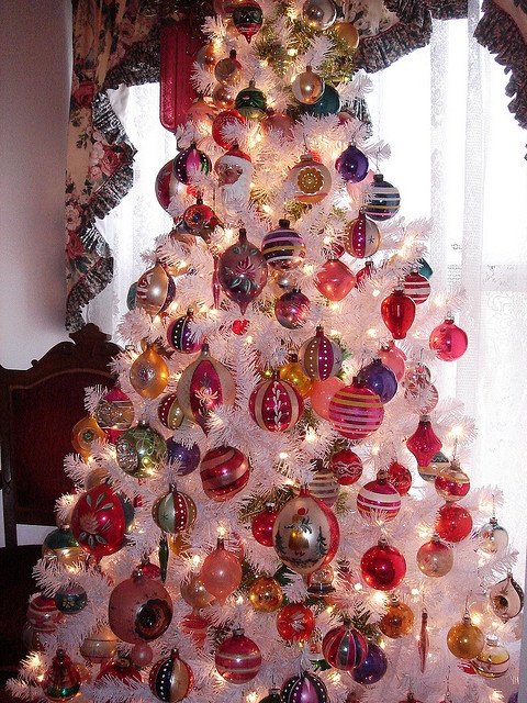 vintage christmas tree decor 49 Beautiful Vintage Christmas Tree Ideas DigsDigs