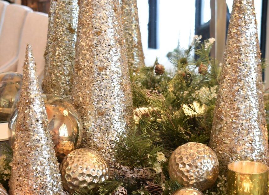 silver and gold christmas decor Silver and Gold Glam Christmas Centerpiece Silver christmas decorations, Christmas