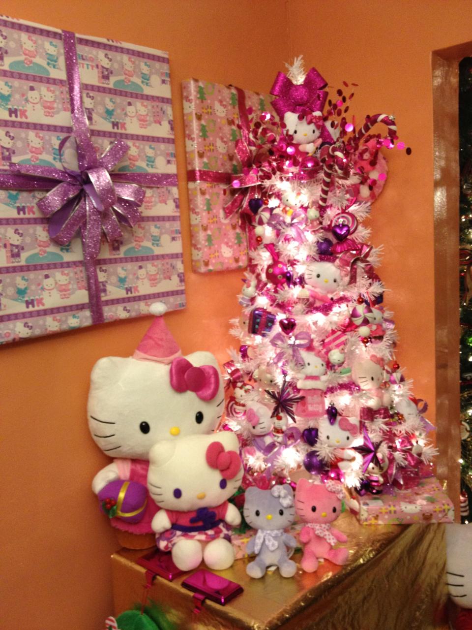 hello kitty christmas decor Hello Kitty Xmas tree...so want to do this next Christmas for my girlies!! Hello kitty