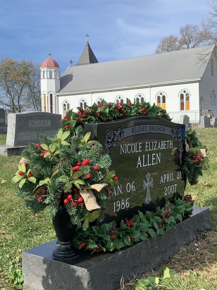 christmas decor for cemetery 2019 Christmas Cemetery decorations, Headstones decorations, Gravesite decorations