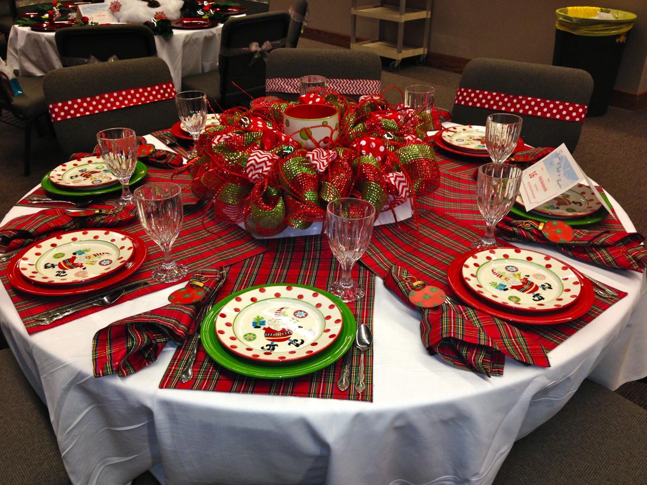 christmas decor for round table 30+ Christmas Centerpiece Ideas For Round Table ZYHOMY