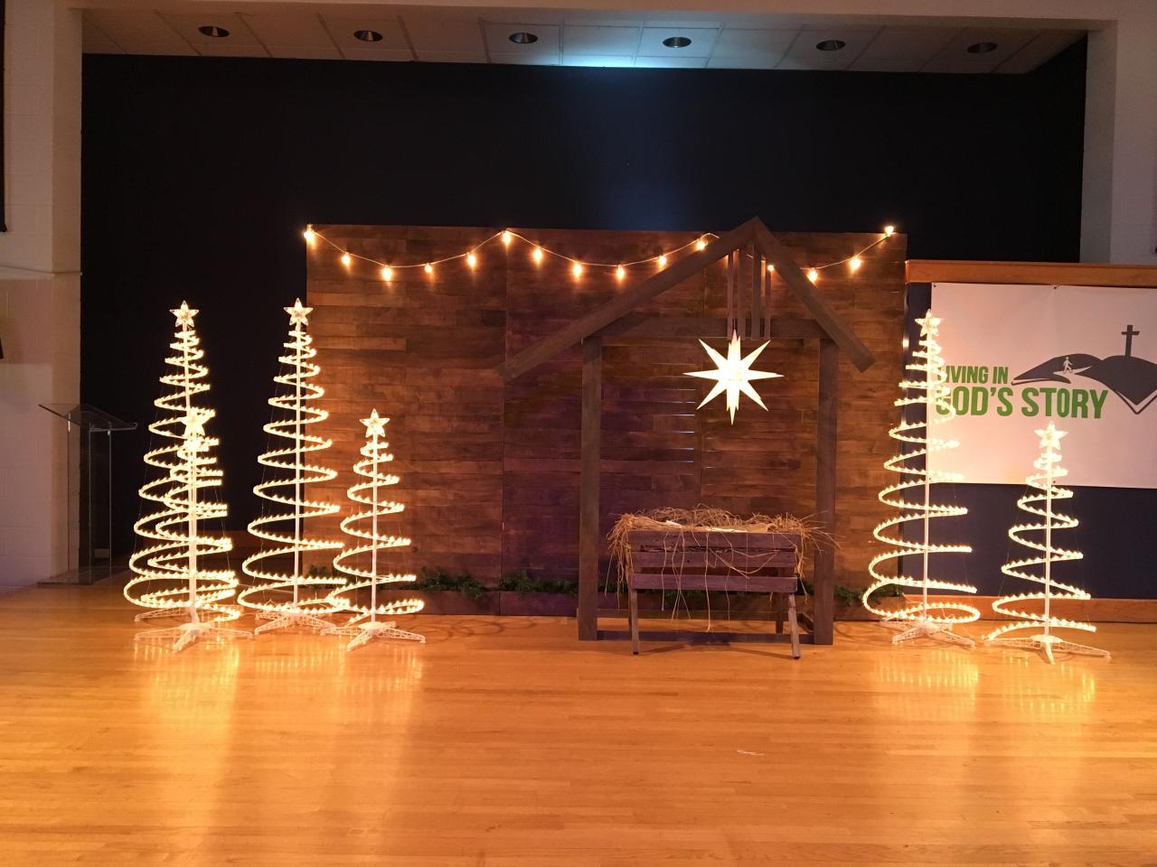 church christmas stage decor Christmas church stage Church christmas decorations, Christmas stage decorations, Christmas stage