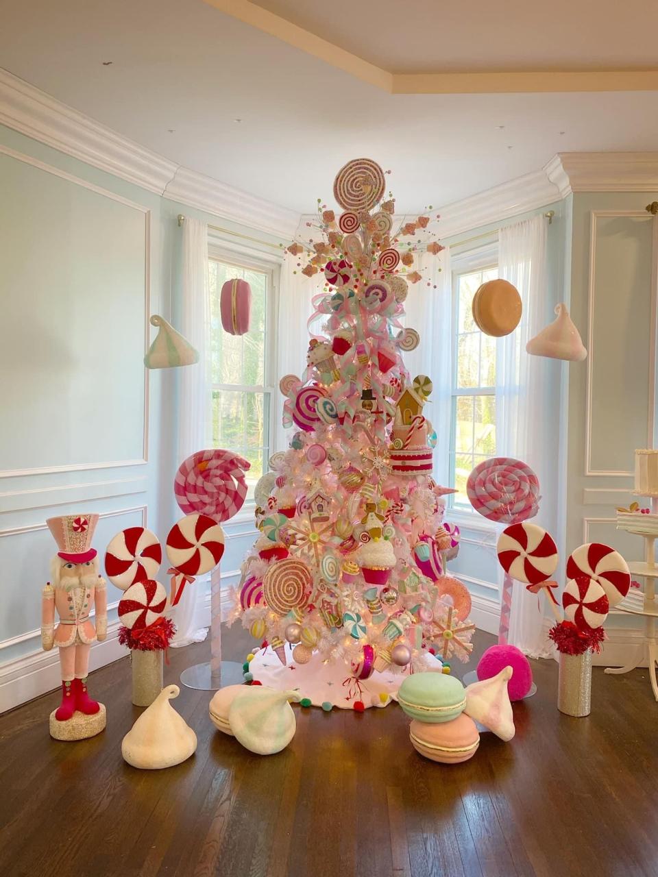 pink gingerbread christmas decor Pin by Erica Breitenstein on Dream home Pink christmas decorations, Gingerbread christmas tree