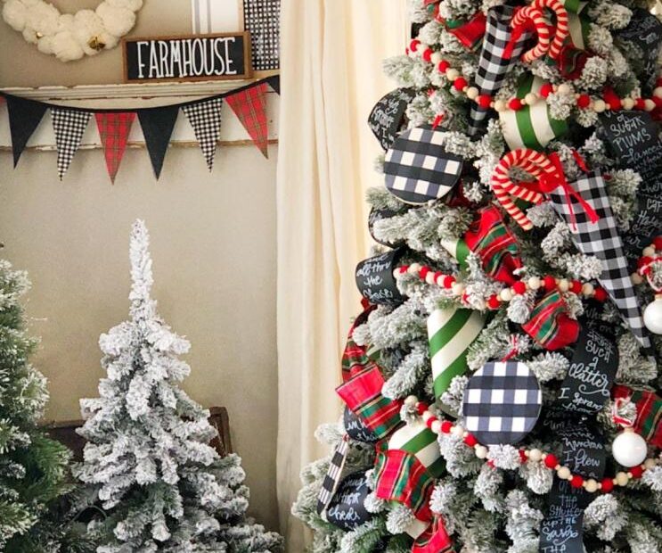 farmhouse christmas tree decor Farmhouse buffalo check Christmas Christmas tree themes, Christmas wreaths, Christmas tree shop