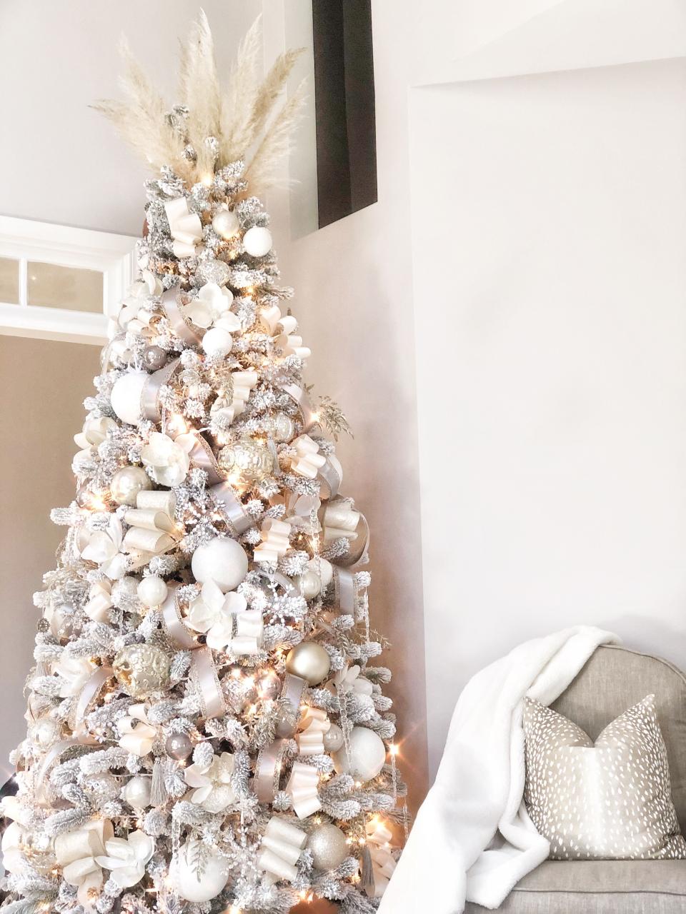 neutral christmas tree decor Neutral Christmas tree and decor Christmas tree decorating themes, Christmas tree decorating