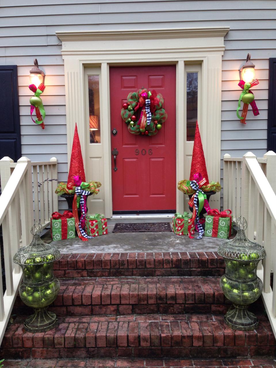 small porch christmas decor Front porch Holiday decor, Christmas decorations, Christmas