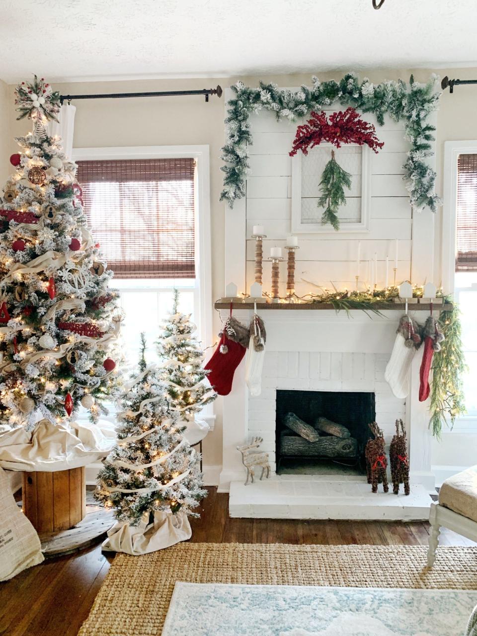 farmhouse outdoor christmas decor 20+ Farm House Christmas Decor DECOOMO