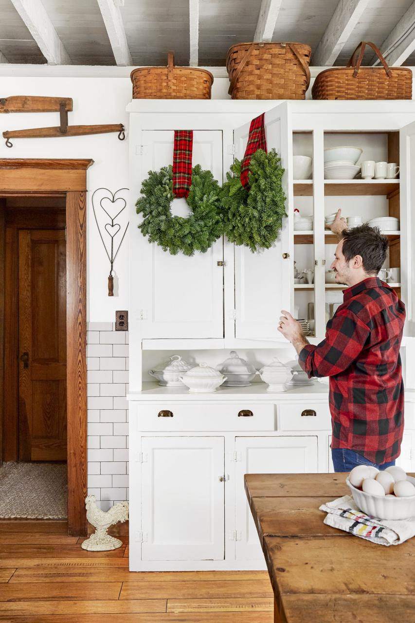 cabinet top christmas decor Christmas Garland Above Kitchen / 45 Unique Christmas Kitchen Decorating Ideas You