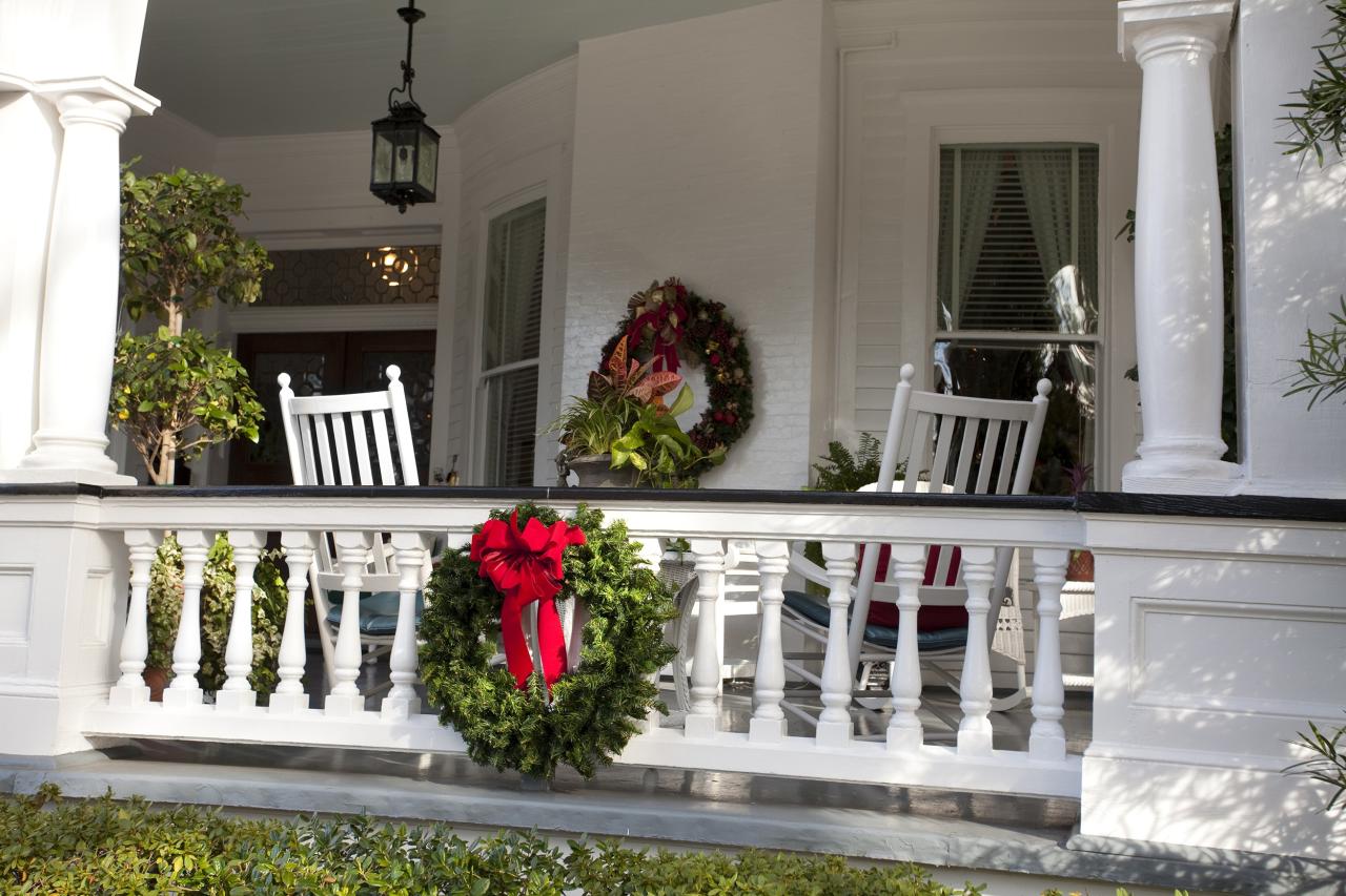 christmas decorations outdoor ideas railing front porch Christmas Porch Decorations