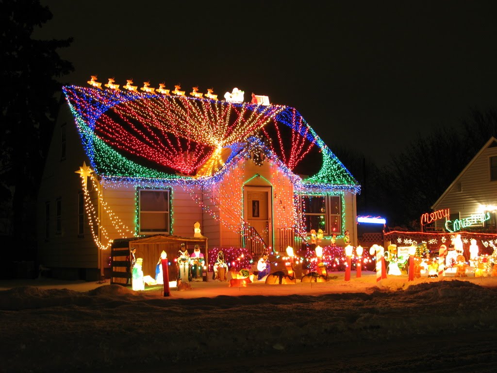 christmas decor for roof 7 Creative Uses of Gutters, Roofs for Holiday Decorating