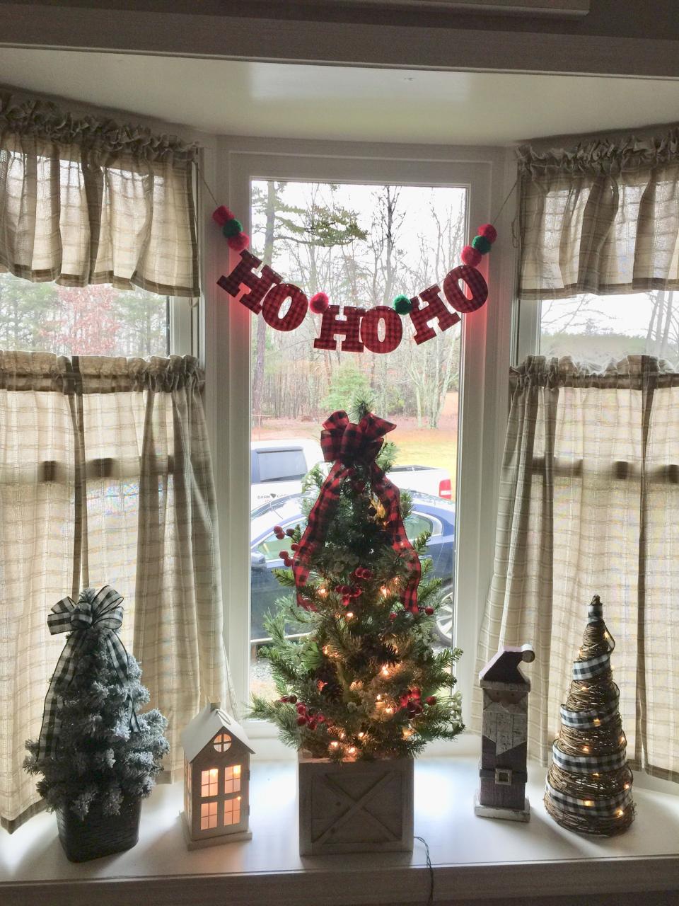 christmas decor for bay window 10+ Christmas Bay Window Decorating Ideas HomeDecorish