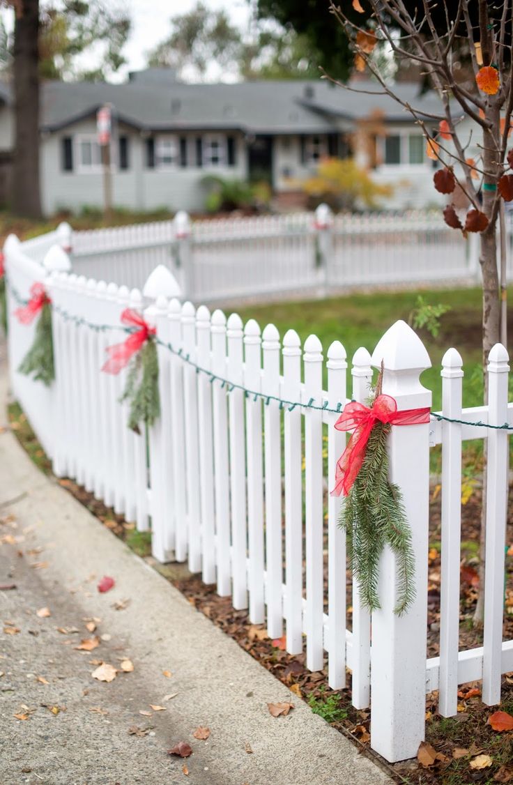 christmas decor for fence 31 best Christmas decorations on Fences images on Pinterest Christmas