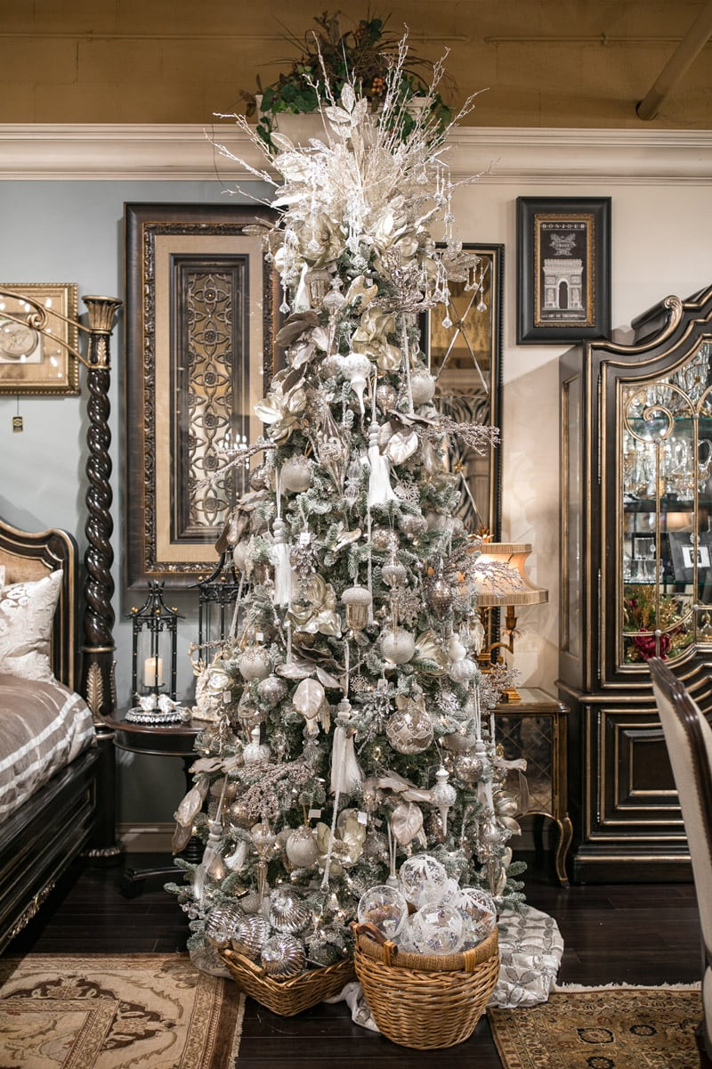 elegant luxury christmas decor Luxury Christmas Tree Decorating With Linly Designs