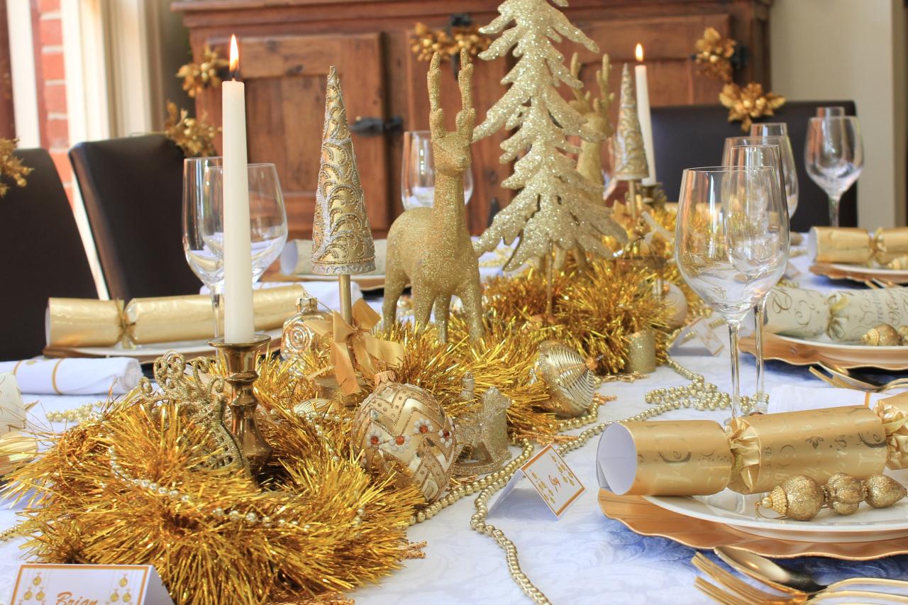 white and gold christmas decor Christmas Table traditional Gold and White Design — Chic Party Ideas