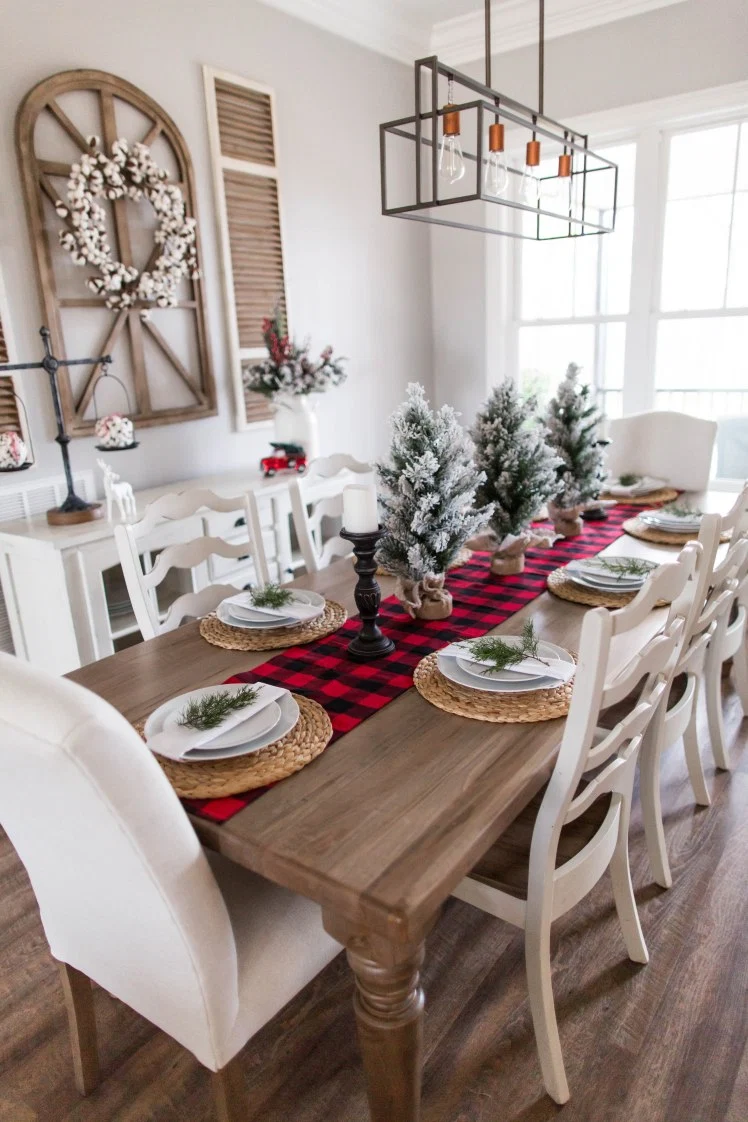 dining room christmas decor 20++ Dining Room Christmas Decorating Ideas PIMPHOMEE