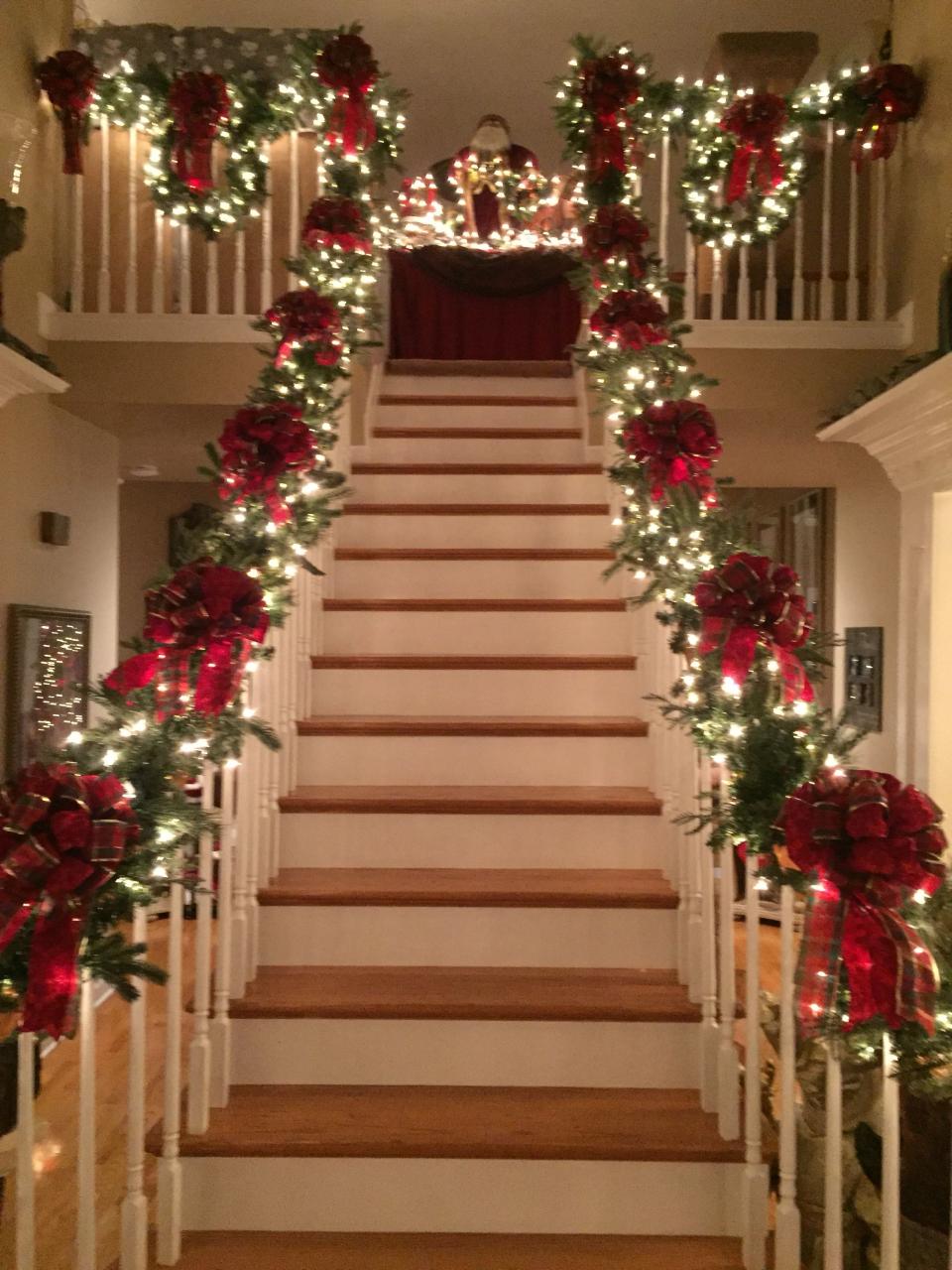 christmas decorating ideas for stairs 20+ Christmas Decorations For Stairs Banisters The Urban Decor