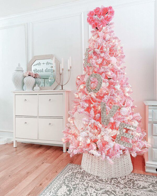 christmas tree with pink decor Pink Christmas Tree Decorations, Tabletop Christmas Tree, Cool Christmas Trees, Christmas Room