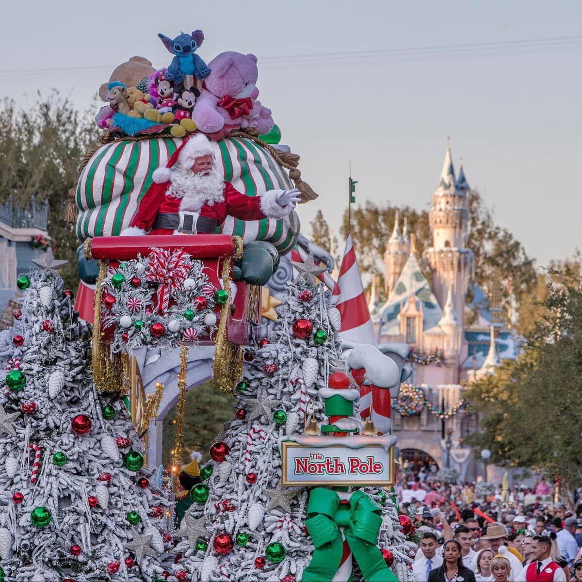 christmas decor at disneyland Disneyland Christmas Decorations Schedule Shelly Lighting