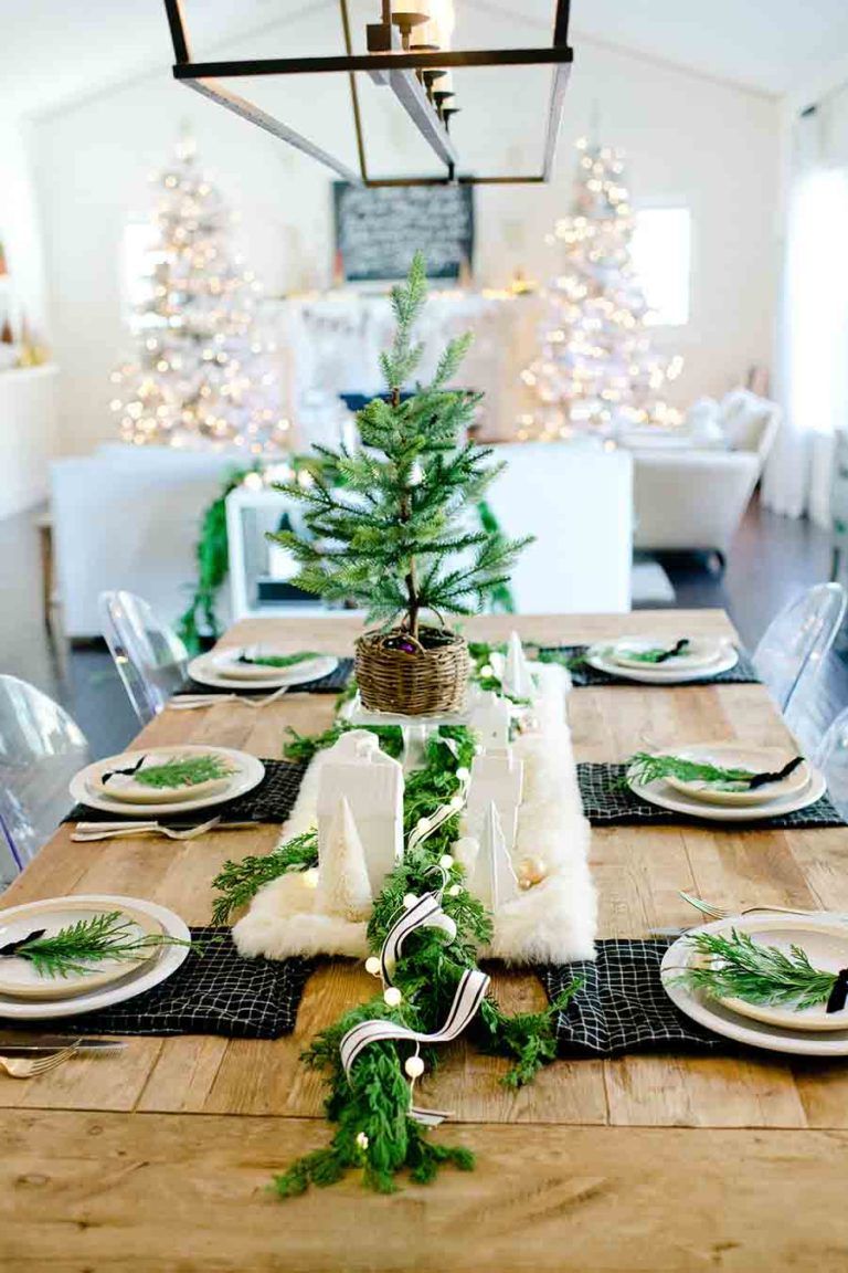 farmhouse christmas table decor Black and white farmhouse Christmas table. A casual and simple modern farmhouse holiday table