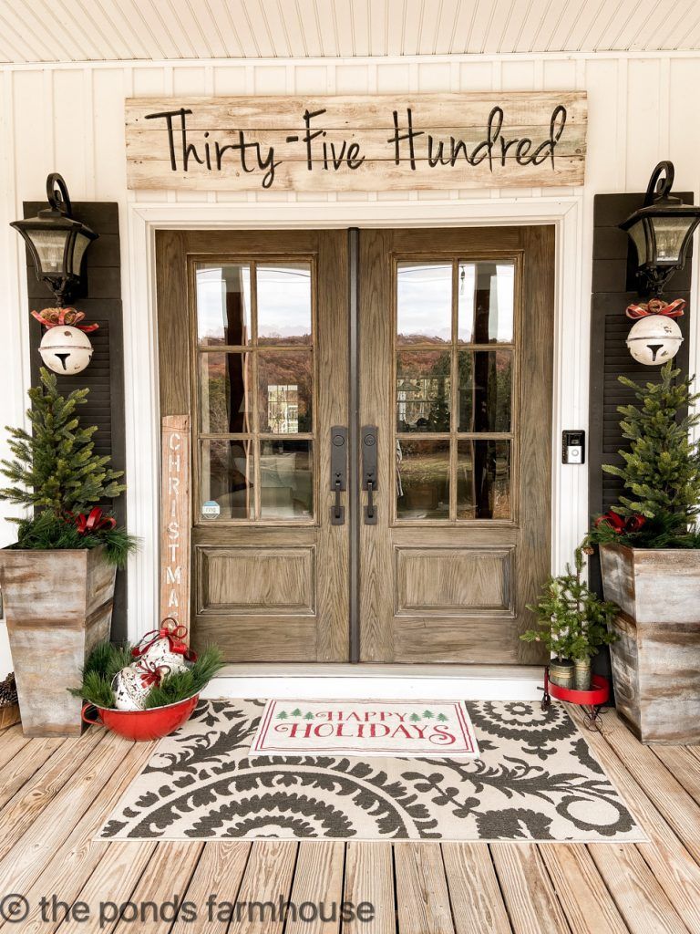 farmhouse christmas front porch decor Farmhouse Front Porch and Outdoor Christmas Decoration Ideas Christmas porch decor, Christmas