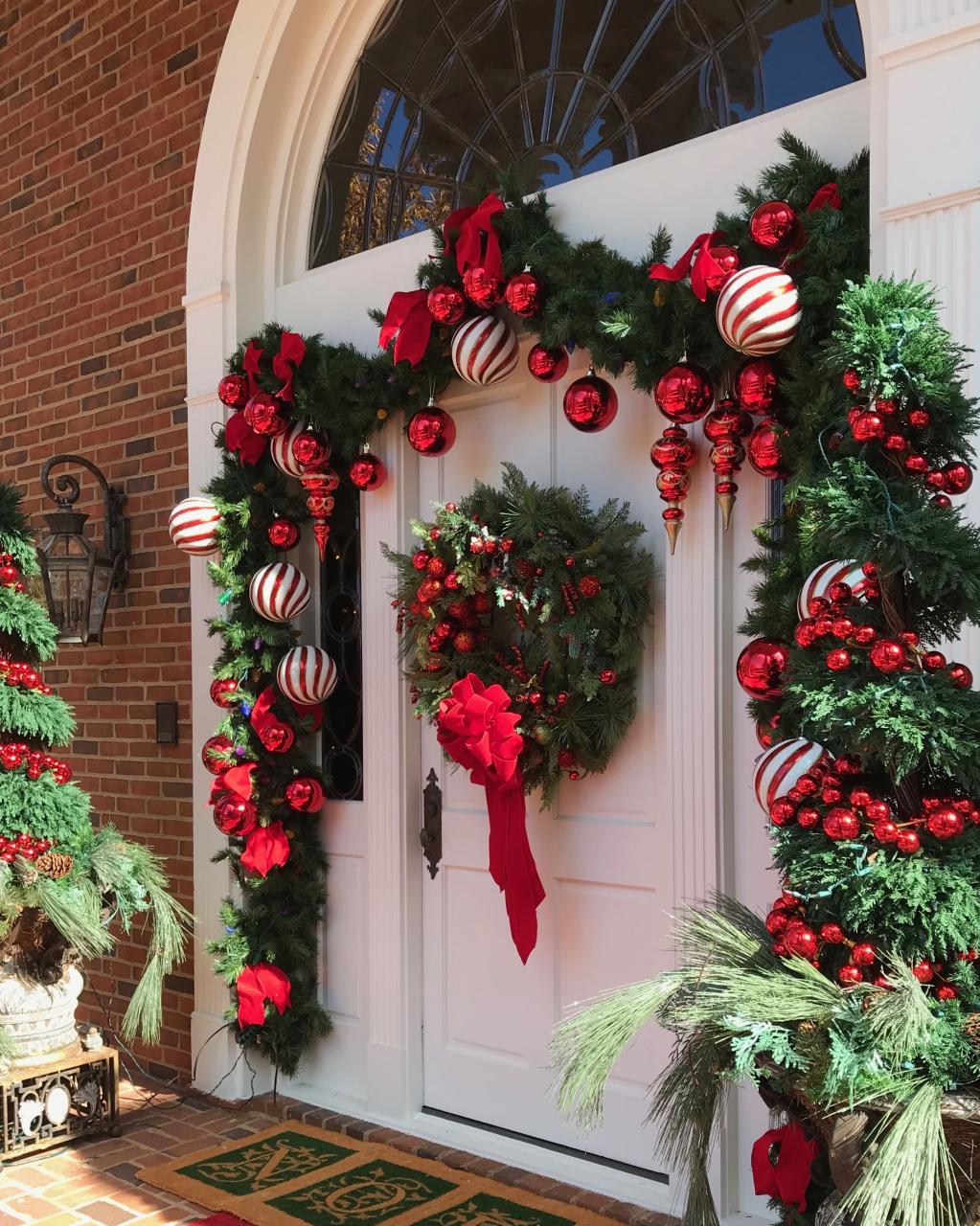 christmas decor at front door Pin by barbara power on Christmas Outdoor christmas garland, Christmas garland, Front door