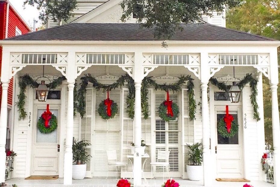 christmas decor for porch 60 Stunning Christmas Front Porch Ideas roomodeling Front porch christmas decor, Classic