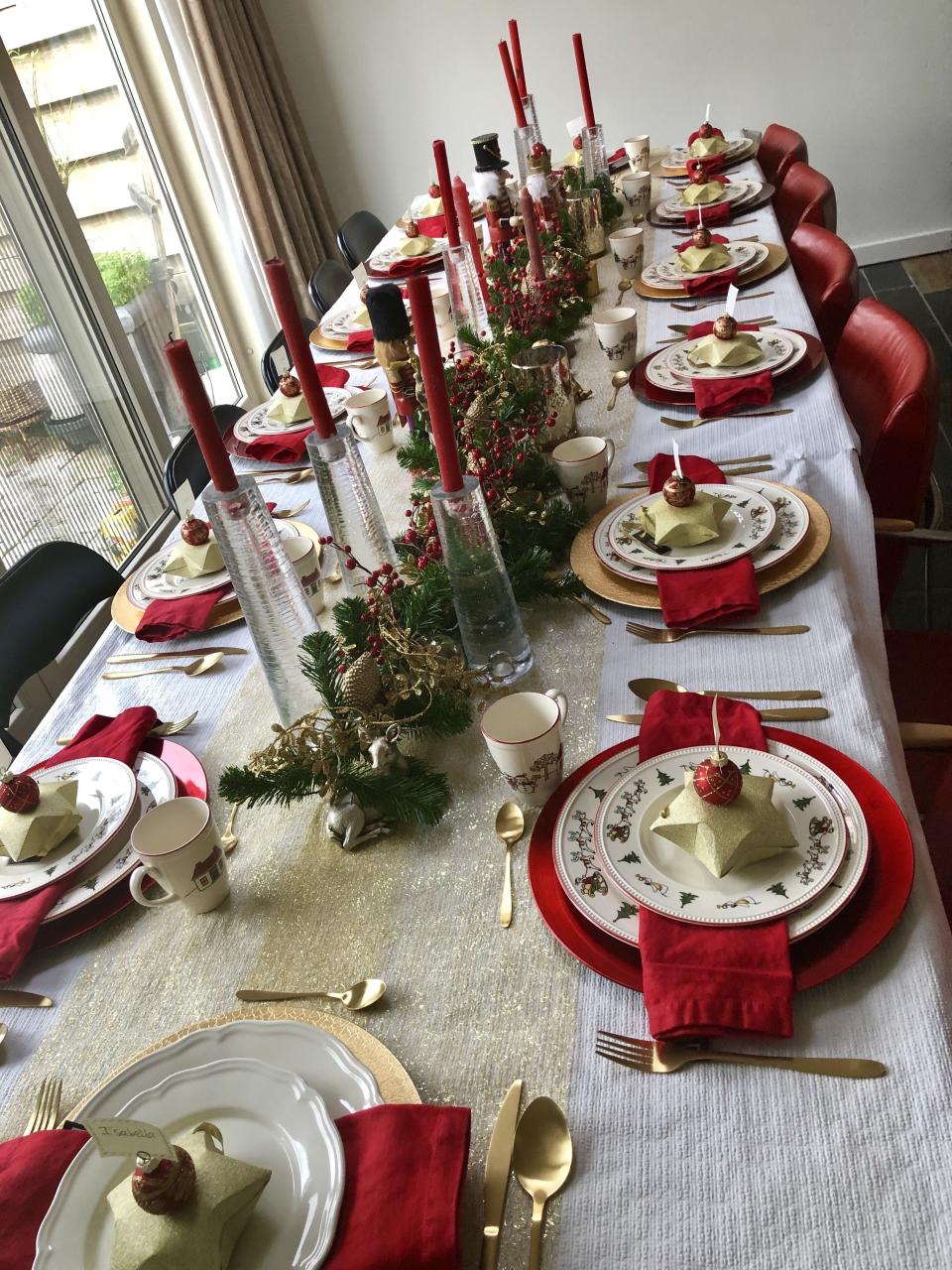 white and gold christmas decor Christmas table setting gold and red / kersttafel dekken goud en rood Christmas table settings