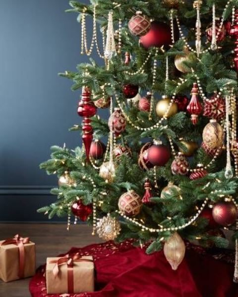 christmas tree decor red and gold 42 Amazing Red And Gold Christmas Décor Ideas DigsDigs