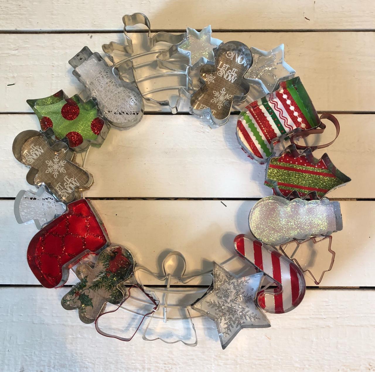 christmas cookie cutter wall decor Cookie cutter wreath Christmas diy, Christmas glass blocks, Christmas