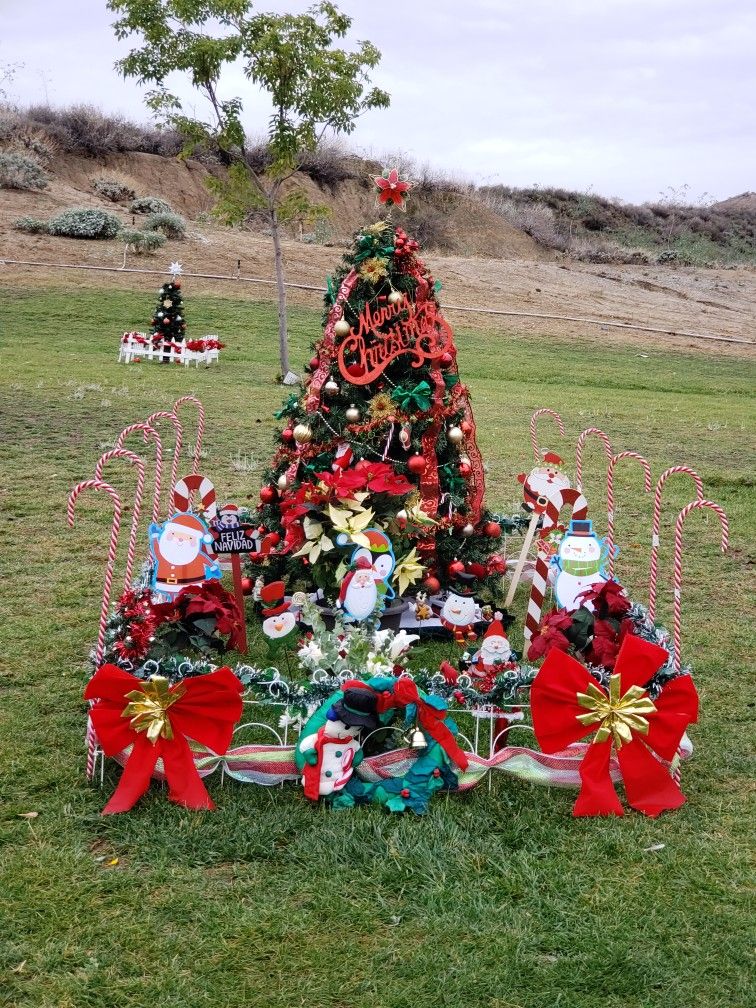 christmas decor for cemetery Christmas 2018 my dad's grave Gravesite decorations, Cemetery decorations, Cemetary decorations