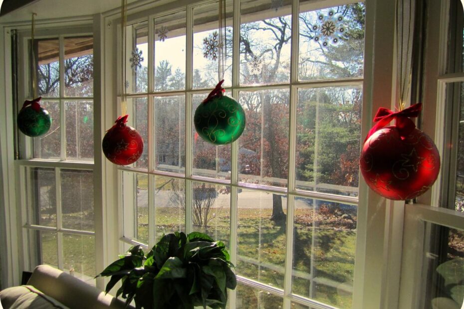 christmas decor bay window 20+ Christmas Decorating Ideas For Bay Windows