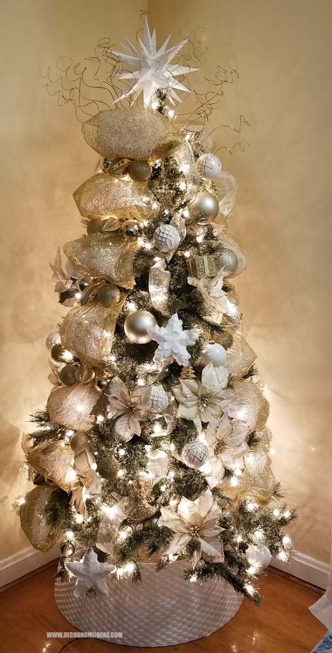 gold and silver christmas tree decor 20+ Amazing Christmas Decorations In Silver And Gold Decor Home Ideas