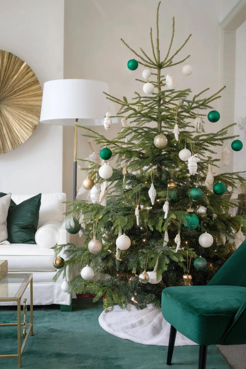 white and gold christmas decor 12 White and Gold Christmas Designs for a Sophisticated Holiday Look